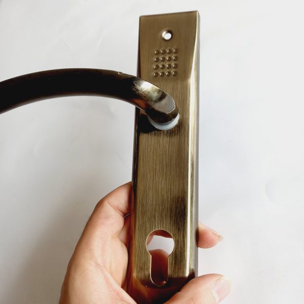 مجموعه کامل دستگیره زیتونی و قفل و سیلندر قفل در چوبی سوییچی مخصوص درب های ورودی - Image 6